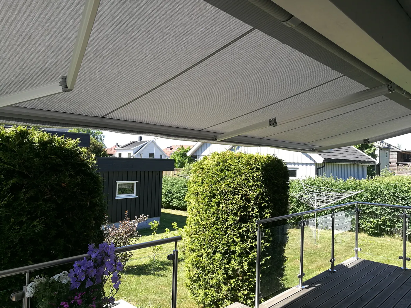 Terrassemarkise fra REX montert på trehus