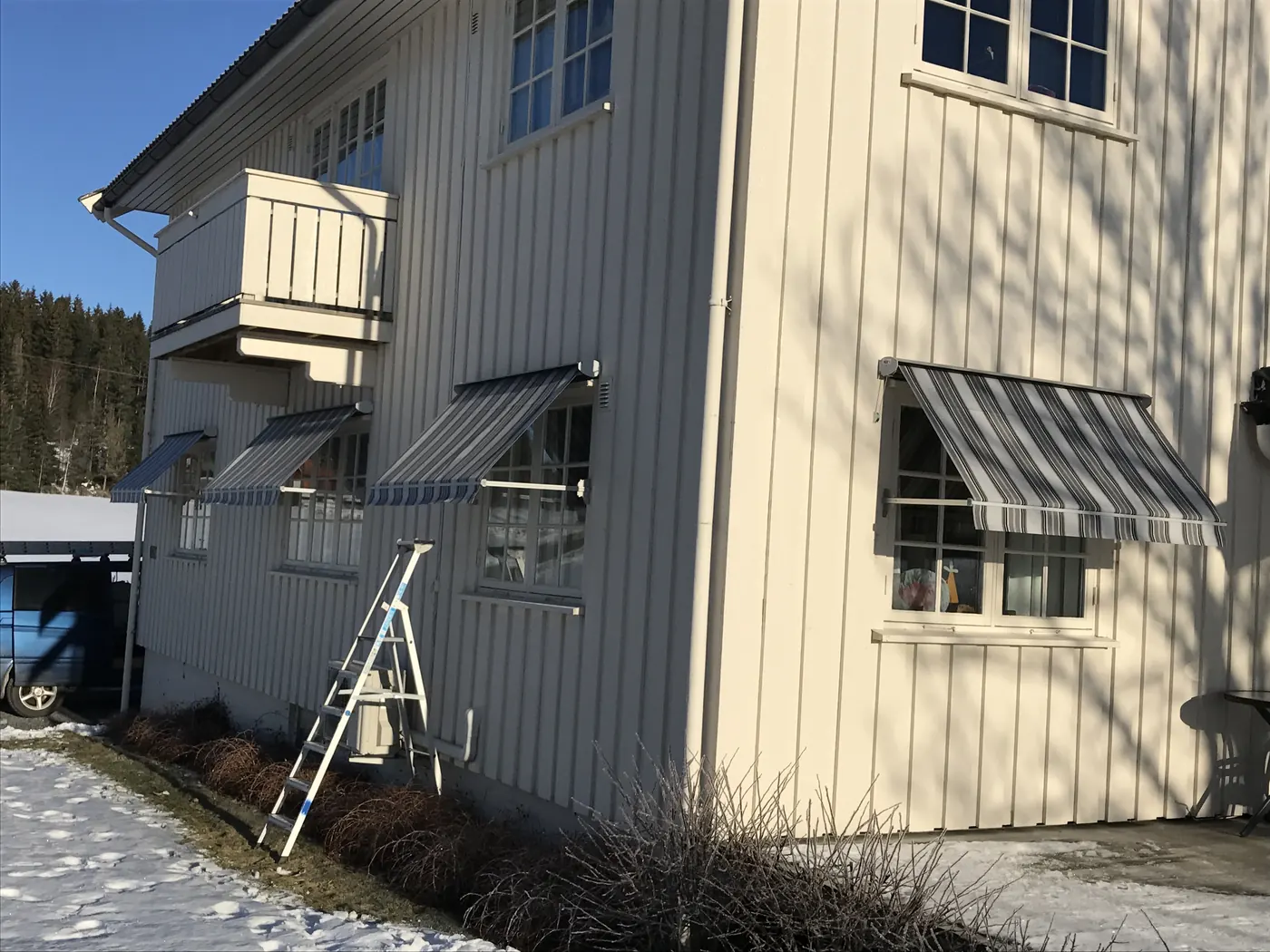 Vindusmarkiser fra REX på bolig med mørk kledning