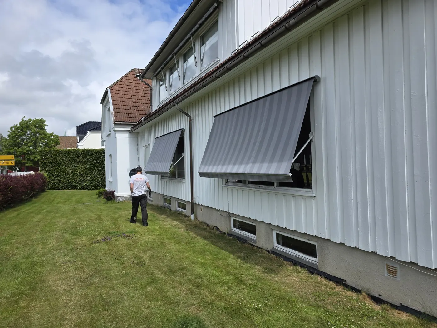 Vindusmarkise fra REX montert på boligfasade
