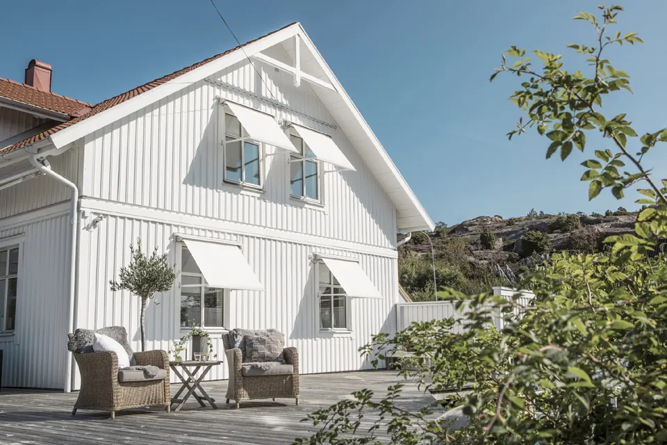 Vindusmarkise montert på husvegg