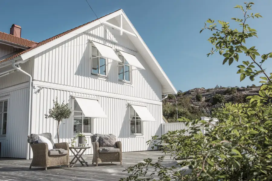 Hus med vindusmarkiser og terrassemarkise fra REX